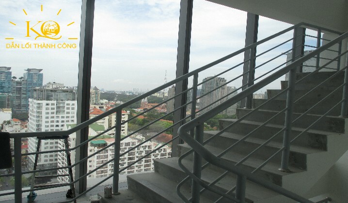 Thang thoát hiểm tòa nhà Lim Tower